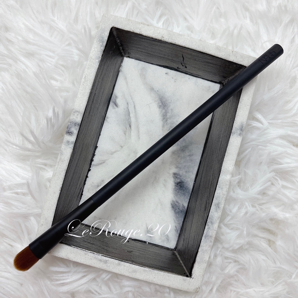 Nars 49 wet dry eyeshadow brush